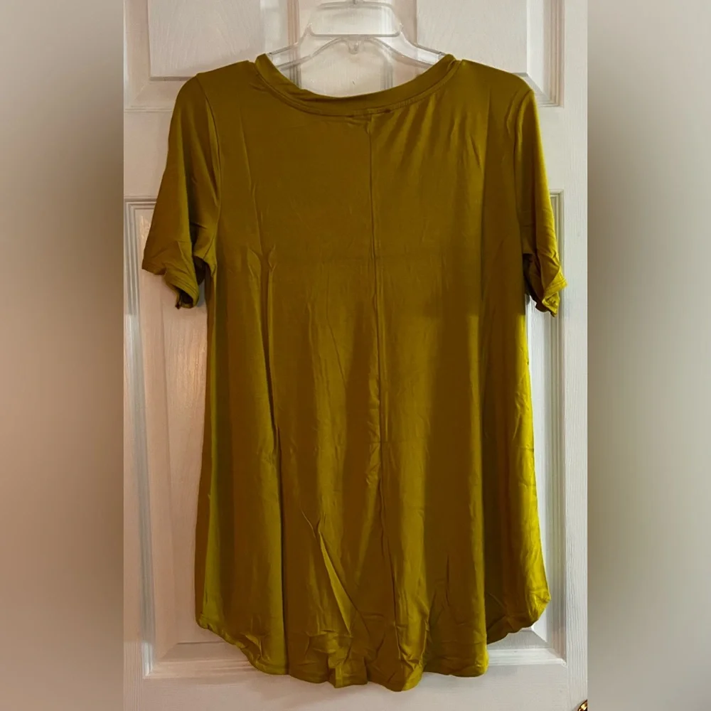Zenana-Women’s NWOT Mustard V-Neck Short Sleeve Tee size S - Picture 3 of 6